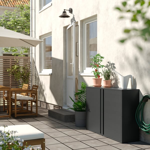 Armoire de rangement de balcon moderne avec plantes en pot, meubles et bâtiment.