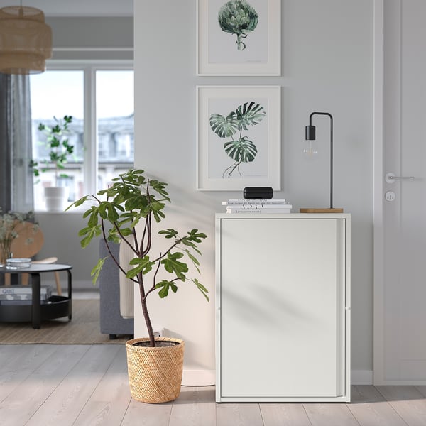 Armoire moderne avec étagères réglables ; Idéal pour les couloirs/salles de bains/balcons. Imprimés botaniques, panier de plantes, lumière.
