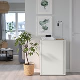 Armoire moderne avec étagères réglables ; Idéal pour les couloirs/salles de bains/balcons. Imprimés botaniques, panier de plantes, lumière.