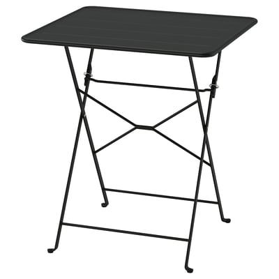 Une table d’extérieur pliante SUNDSÖ noire avec un plateau carré et des pieds en métal conçue pour les petits espaces.