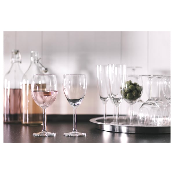 Verres à vin clairs et bouteilles sur la table.