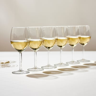 Six verres à vin clairs et élégants avec de longues tiges et des bases rondes. Design classique, parfait pour les occasions formelles.