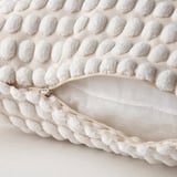 Housse de coussin avec fermeture éclair, blanc cassé, motif texturé, polyester recyclé.