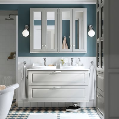 Armoire de salle de bain TÄNNFORSEN grise avec portes miroir, lavabo, luminaires argentés, lumières, baignoire, grand miroir, sol à carreaux