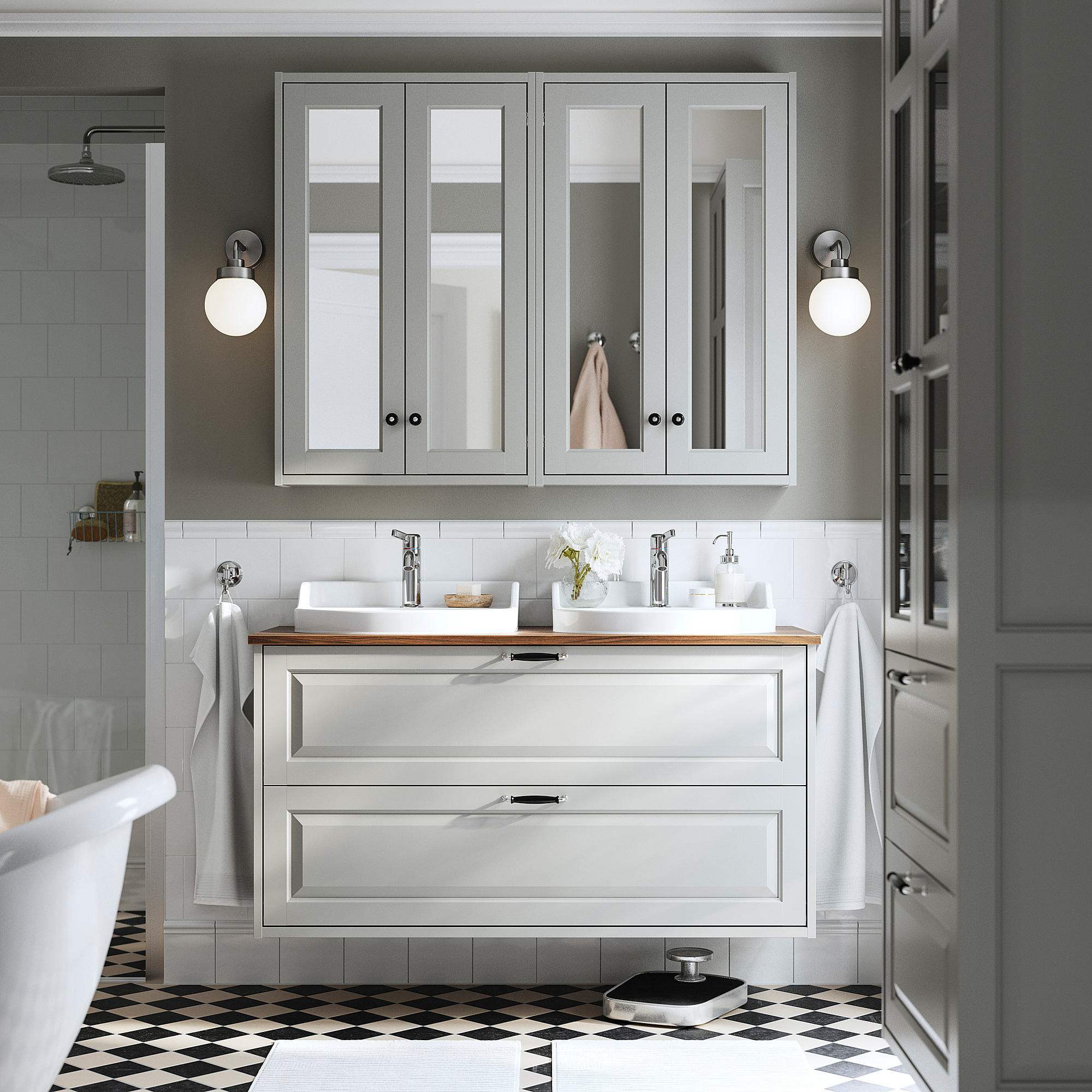 Salle de bain moderne avec meuble-lavabo et lavabo TÄNNFORSEN gris, luminaires chromés et sol en damier.