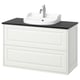 Le meuble-lavabo TÄNNFORSEN en bois blanc avec un plan de travail noir et un évier à une cuve avec robinet chromé.