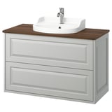 Le lavabo TÄNNFORSEN en gris clair avec plan de travail en bois et évier en céramique blanche, doté de deux tiroirs et de bords biseautés pour un look artisanal.