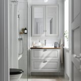 Vanité TÄNNFORSEN blanche, grandes armoires et évier, design minimaliste.