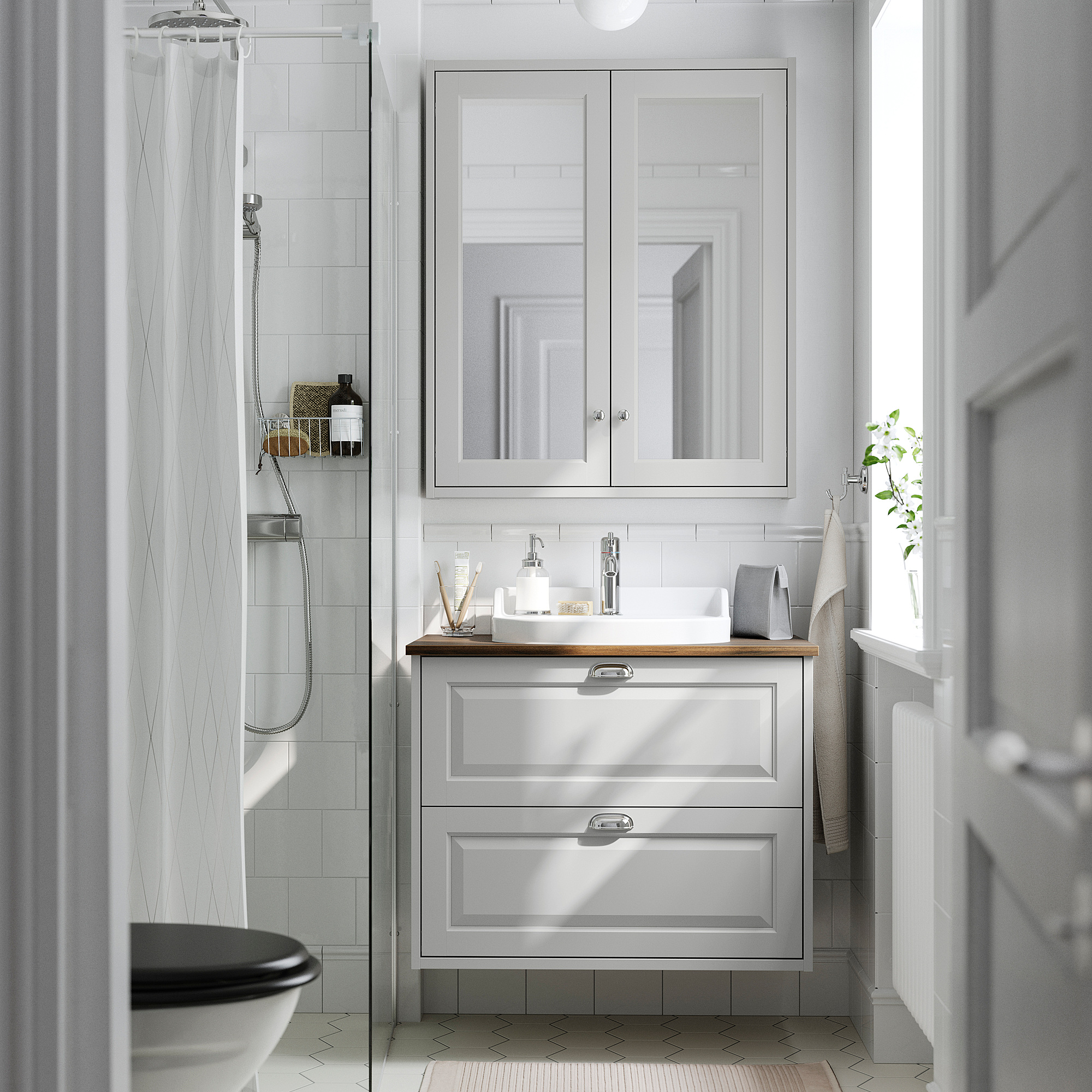 Vanité TÄNNFORSEN blanche, grandes armoires et évier, design minimaliste.