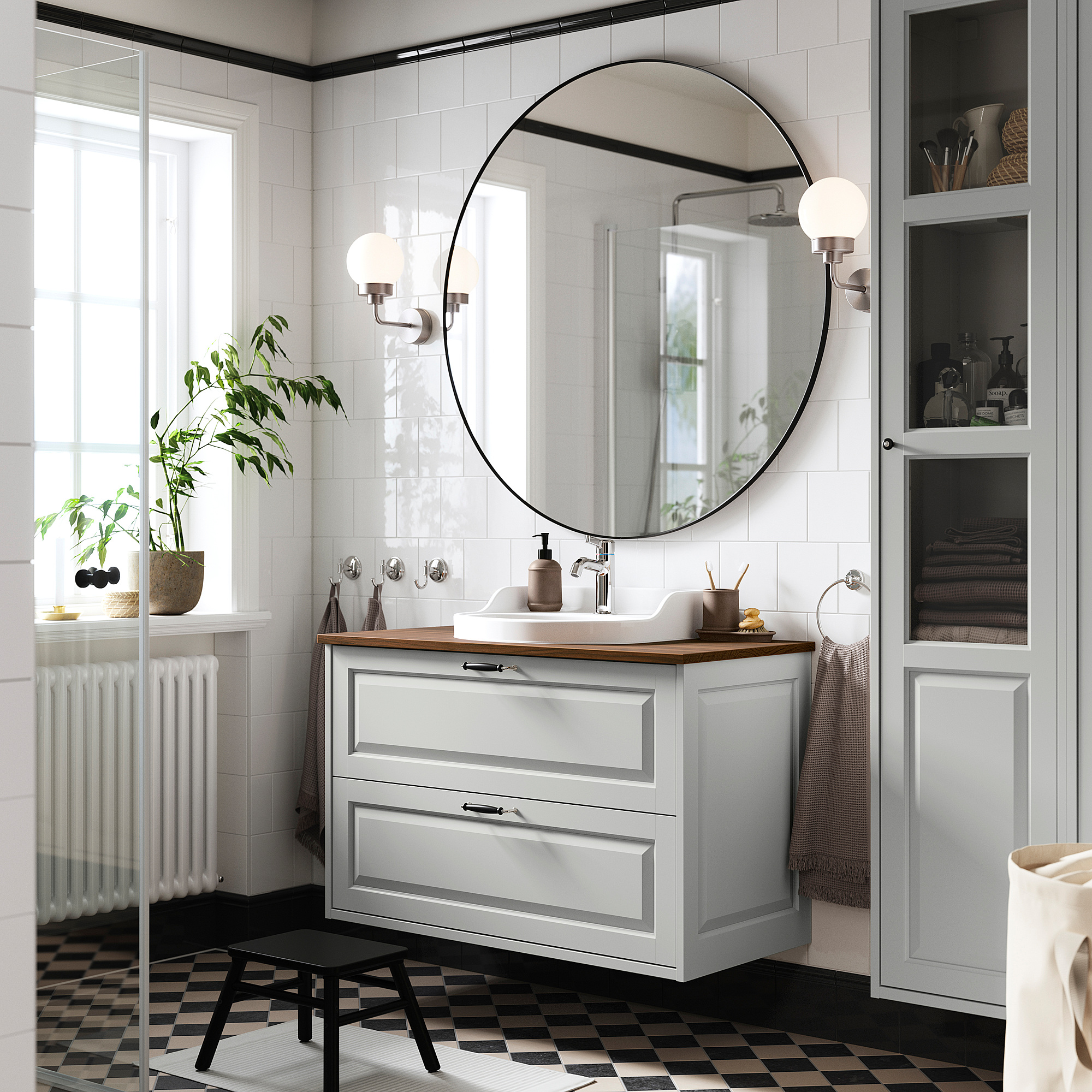 Salle de bains moderne : meuble TÄNNFORSEN en gris clair. Miroir, évier, plantes.