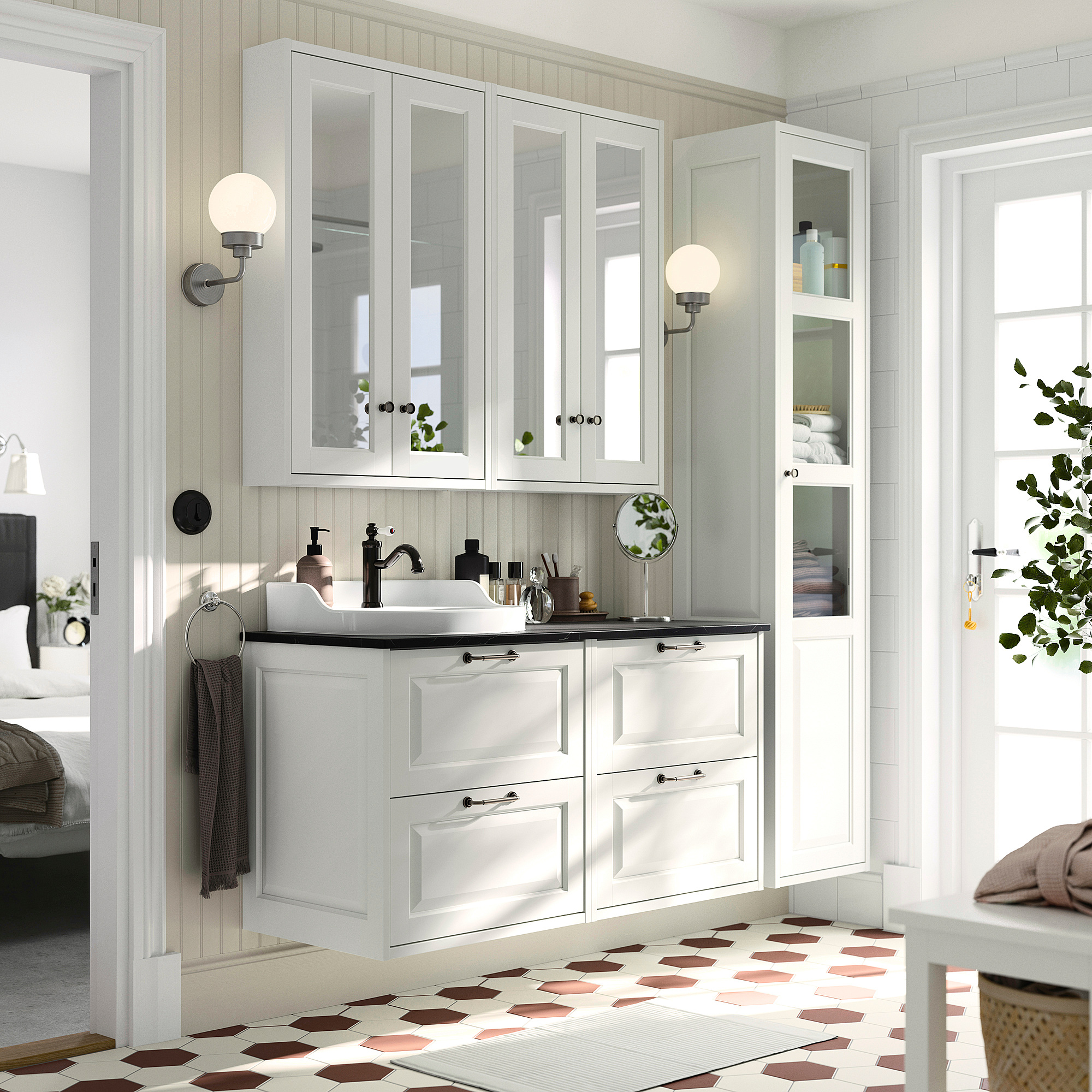 Meuble de salle de bain TÄNNFORSEN blanc au design moderne. Tiroirs, comptoir et évier. Dimensionnable pour les espaces partagés.