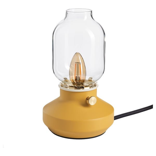 Lampe TÄRNABY jaune moutarde avec abat-jour en verre et base en céramique.