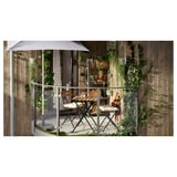 Configuration de balcon confortable avec chaise et table TÄRNÖ, bois et acier, pliable, parfait pour les petits espaces.