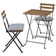 Option : Ensemble de meubles d’extérieur pliables avec table et chaises en bois, coussins gris, pieds en métal noir.
