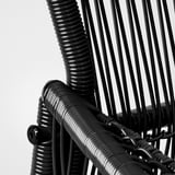 Chaise en osier noir, tissage complexe, cadre robuste.
