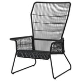Une chaise de patio TALLSKÄR noire avec un design en osier, un cadre en métal robuste et une assise confortable pour la détente en plein air.