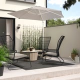 Patio moderne avec chaises TALLSKÄR, parasol, table et plantes murales. Les chaises élégantes s’adaptent aux petits espaces.