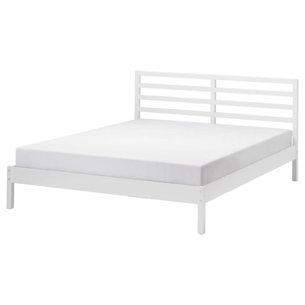 Un cadre de lit TARVA blanc au design simple et épuré. Il s’agit d’une tête de lit en métal avec des lattes horizontales et des pieds plats, soutenant un matelas de base.