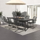 Ensemble de patio moderne avec table, 6 chaises en osier et parasol sur la terrasse carrelée. Ombragé, idéal pour les repas.