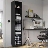 TJENA boîte de rangement en carton recyclé noir avec motif circulaire sur étagère près du bureau organisé avec ordinateur.