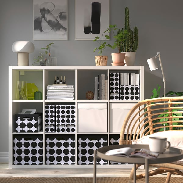 Une élégante boîte de rangement TJENA, des pois noirs et blancs, s’adapte aux étagères kallax, du carton robuste et du papier recyclé, peut contenir des magazines ou des gadgets.