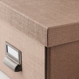 Gros plan de la boîte de rangement TJOG durable avec surface texturée et poignée en métal, mettant en valeur sa qualité et son design.