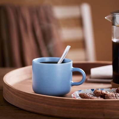 Tasse en céramique bleue au design simple et à la poignée confortable. Idéal pour un usage quotidien avec sa forme arrondie et sa finition lisse.