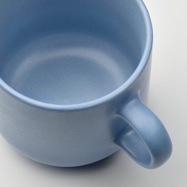 Tasse bleue avec finition lisse, poignée robuste.