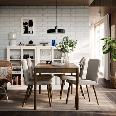 Salle à manger moderne avec des chaises TONSTAD autour d’une table en bois sombre, d’un mur de briques blanches et d’une grande fenêtre.