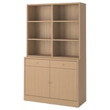Étagère haute en bois avec deux portes et trois étagères ouvertes. Design classique avec finition marron clair.