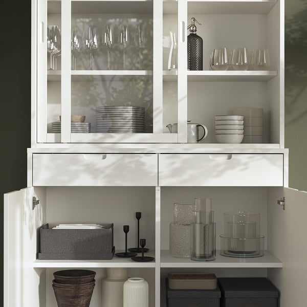 Armoire moderne en verre blanc cassé avec tiroirs. Peut contenir des assiettes, des verres et des objets de décoration intérieure. Tiroirs à fermeture douce et étagères réglables.