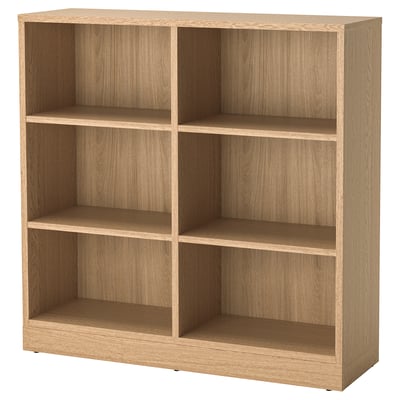 Une étagère vide TONSTAD en bois de chêne clair. Il dispose de quatre étagères réglables et d’un design simple et moderne.