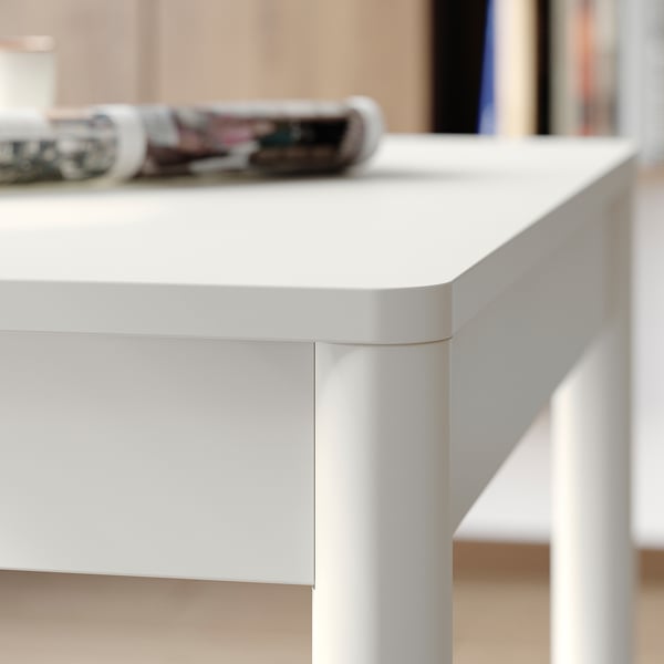 Gros plan des tables TONSTAD à bord lisse et arrondi. Finition haut de gamme et conception robuste.