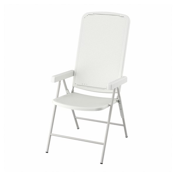 Chaise pliable TORPARÖ, blanche, assise et dossier perforés, accoudoirs, utilisation en extérieur
