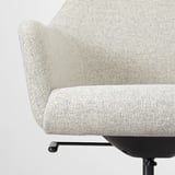 Gros plan sur les chaises TOSSBERG, dossier et accoudoir rembourrés, recouverts de tissu durable et recyclé.