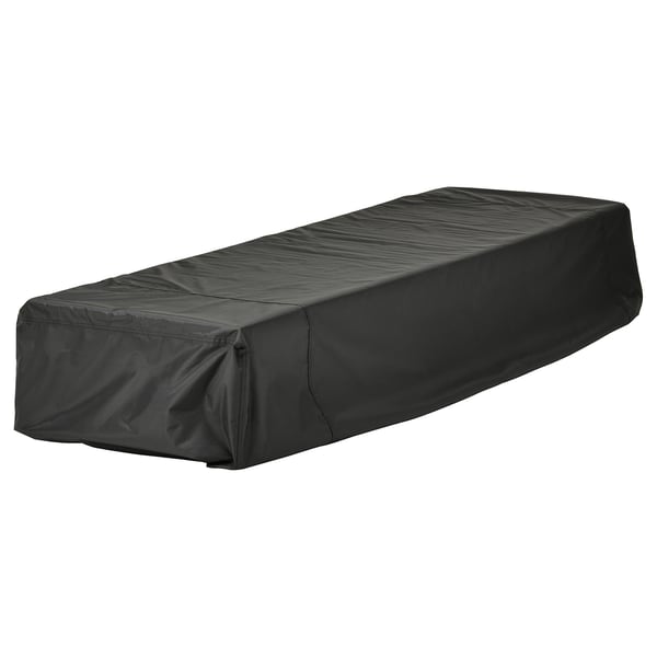 Une housse de meuble imperméable TOSTERÖ rectangulaire noire, en polyester, conçue pour protéger le mobilier d’extérieur.