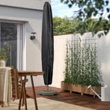 Parapluie avec housse TOSTERÖ sur terrasse en bois.