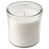 Bougie cylindrique blanche dans un support en verre transparent.