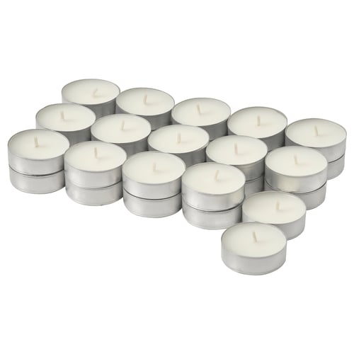 Collection de petites bougies rondes et blanches dans des récipients en métal argenté, soigneusement agencées.