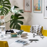 Table de travail avec boîte à outils verte TRIXIG, jeu de tournevis, verres, eau, plante. Boîte à outils compacte, turquoise et magnétique.