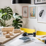 Petite boîte de bricolage avec des vis près de la perceuse sur le bureau.