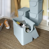 Trois poubelles bleues TRÖSKNING dont une ouverte, montrant les déchets à l’intérieur, adaptées à une utilisation en intérieur.