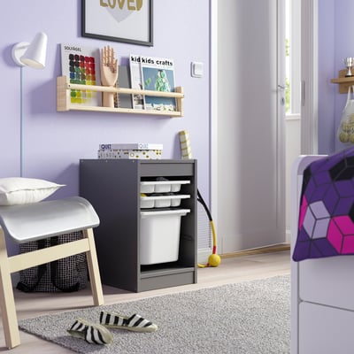 Chambre d’enfant avec rangement TROFAST : gris, cadre en bois, boîtes en filet, plateaux en plastique, s’adapte parfaitement, parfait pour les jouets et les fournitures pour enfants.
