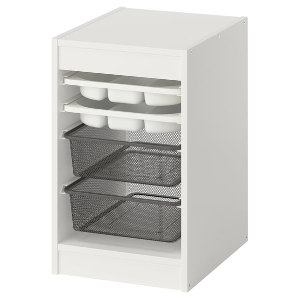Une unité de rangement TROFAST blanche avec des paniers en filet et des plateaux à compartiments.
