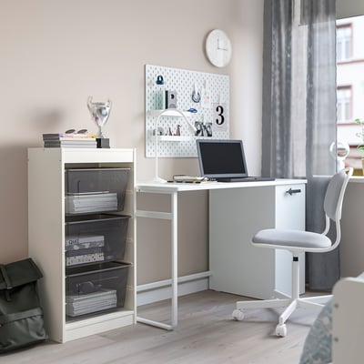 Rangement moderne TROFAST et configuration de bureau avec chaise grise.