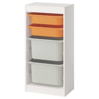 Une unité de stockage TROFAST blanche avec des conteneurs orange et gris. Il y a quatre étagères contenant deux grands et deux petits bacs de rangement.