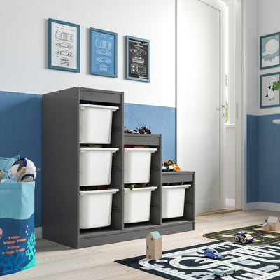 Chambre d’enfant avec rangement TROFAST gris, contenant des bacs blancs, art mural sous le mur.