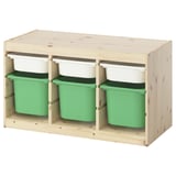 Un meuble de rangement ikea TROFAST en pin clair avec des caisses en plastique vert et blanc, au design ouvert et modulaire.