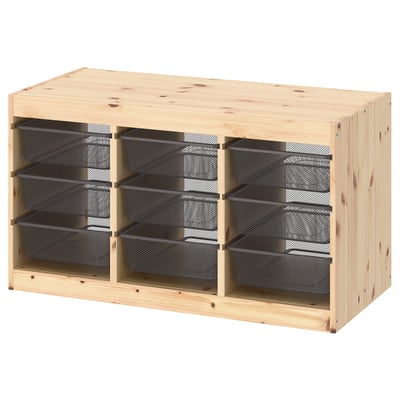 Le meuble de rangement TROFAST, un cadre en bois léger avec des boîtes en maille métallique. Il est conçu pour organiser les articles avec une disposition moderne et ouverte.