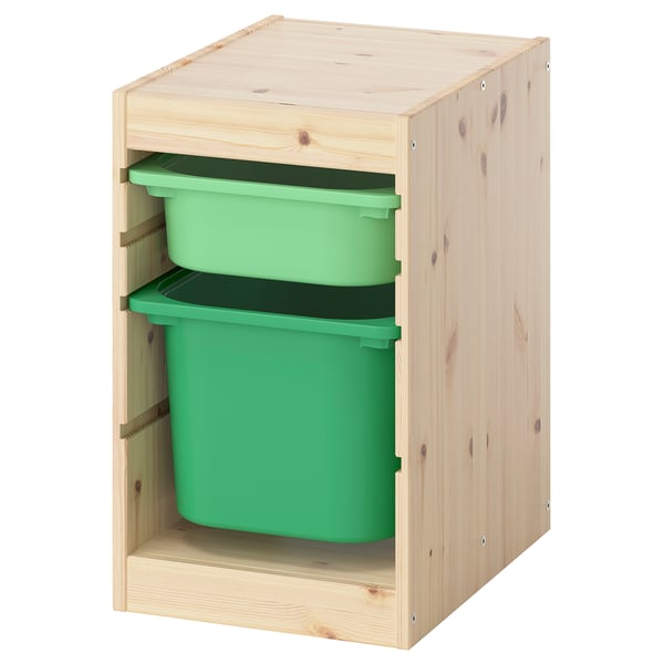 Bacs en plastique vert dans une armoire en bois clair.